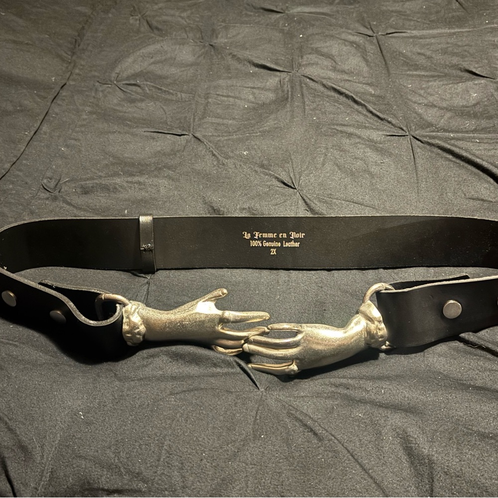 Victorian Hands Belt in Silver La Femme en Noir